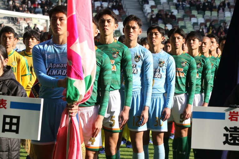 開会式では青森の名産りんごを手に入場した青森山田イレブン。初戦は31日、激戦区・福岡を勝ち進んできた飯塚高と対戦する　©︎Takahito Ando