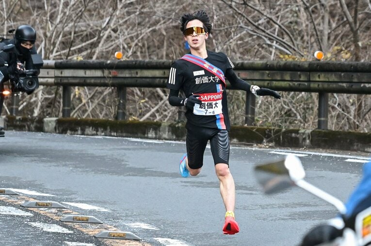 箱根の山を駆け下りる小池莉希　©Nanae Suzuki