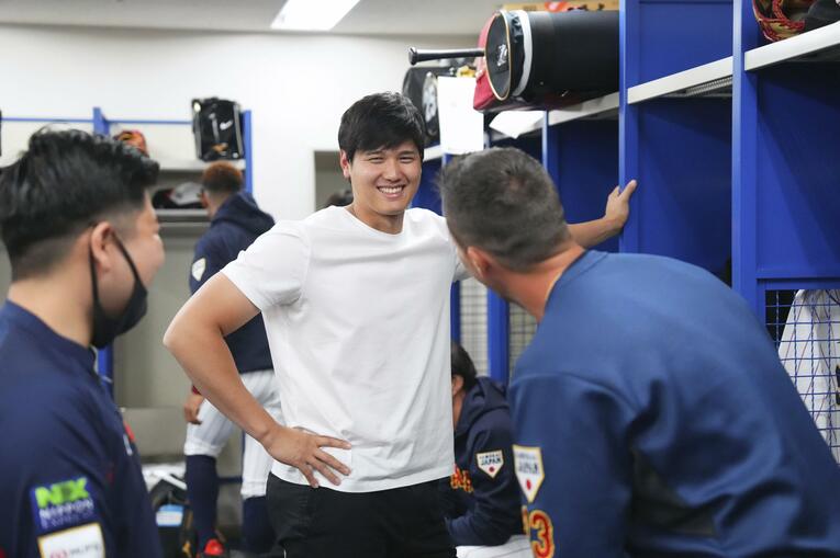 WBCのロッカールームでの一コマ。ヌートバーと楽し気に談笑　©KYODO