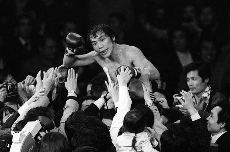 1976年2月17日、8カ月前に敗れた柳済斗にリベンジを果たし、世界王者に返り咲いた輪島功一。こうして“炎の男”は伝説になった ／ photograph by KYODO