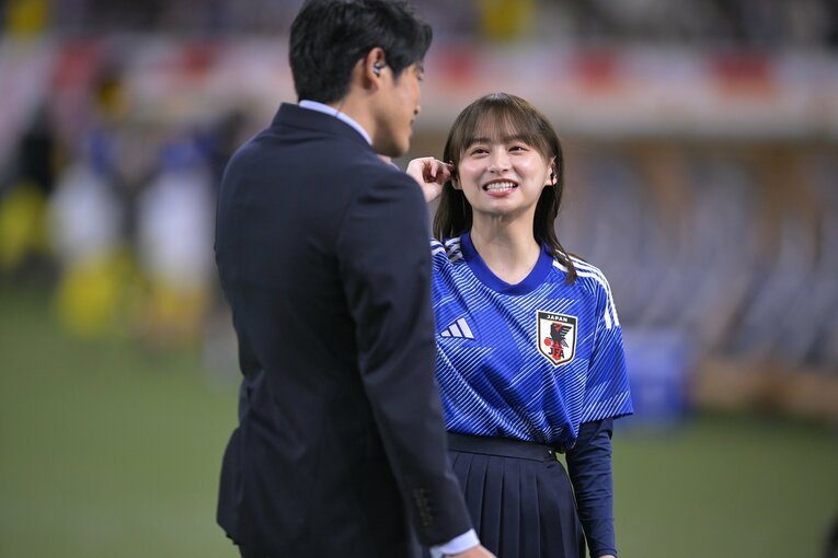 ウルグアイ戦のピッチに姿をあらわした内田篤人と影山優佳 ©Koki Nagahama／JMPA