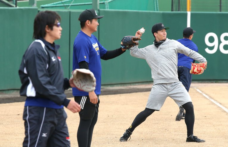 2020年1月の自主トレで並んでキャッチボールする千賀滉大（右）、巨人の菅野智之（中央）、上野由岐子（左）　©JIJI PRESS