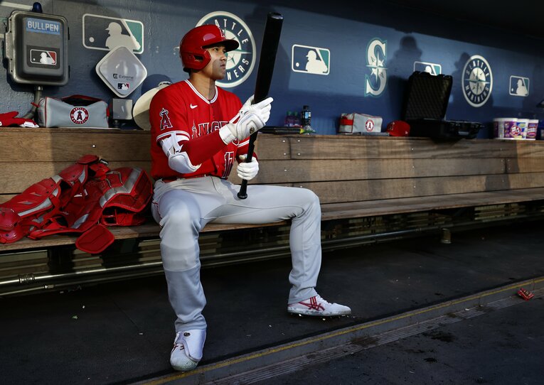 ベンチで集中力を高める大谷　©Getty Images