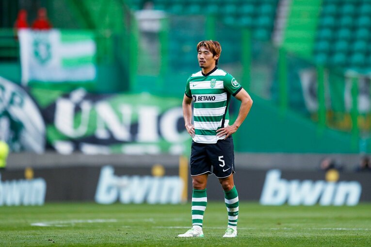 「モリタ、モリタ」とポルトガル地元カメラマン称賛…冨安健洋vs守田英正が「試合後にユニ交換」“EL日本人対決”を撮った(47)