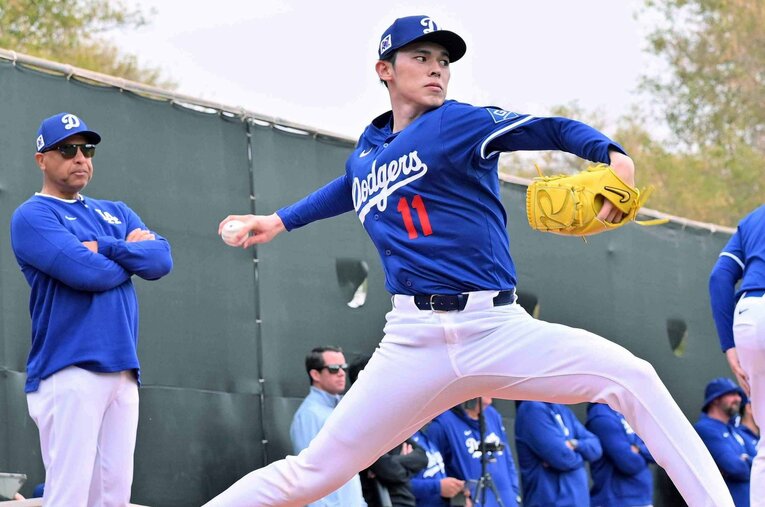 2月のキャンプで佐々木朗希の投球を見守るロサンゼルス・ドジャースのデーブ・ロバーツ監督。シーズン序盤は佐々木を庇うコメントも多かったが…？　©JIJI PRESS