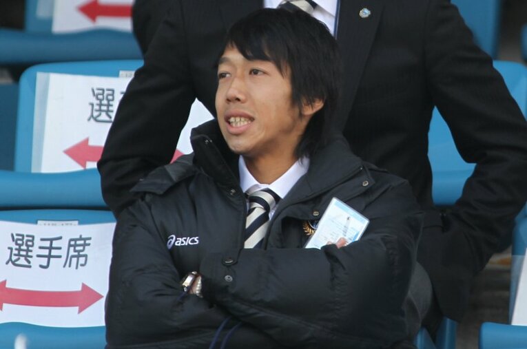 南アフリカW杯を控えた2010年2月に下顎骨を骨折し、スタンドから試合を観戦する中村憲剛氏（同年3月）。懸命なリハビリを経てW杯への切符をつかんだ ／ photograph by Kenzaburo Matsuoka/AFLO