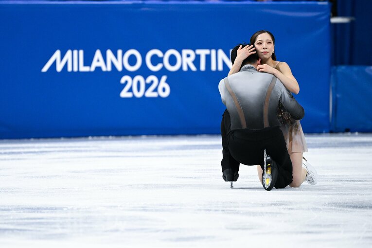 フリーの演技を終え、涙が止まらない木原を抱きしめる三浦　©Asami Enomoto/JMPA
