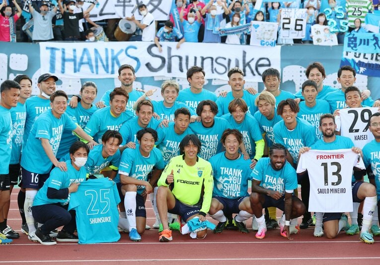 現役最後の試合を終えて、チームメイトに囲まれる中村俊輔　©︎JIJI PRESS