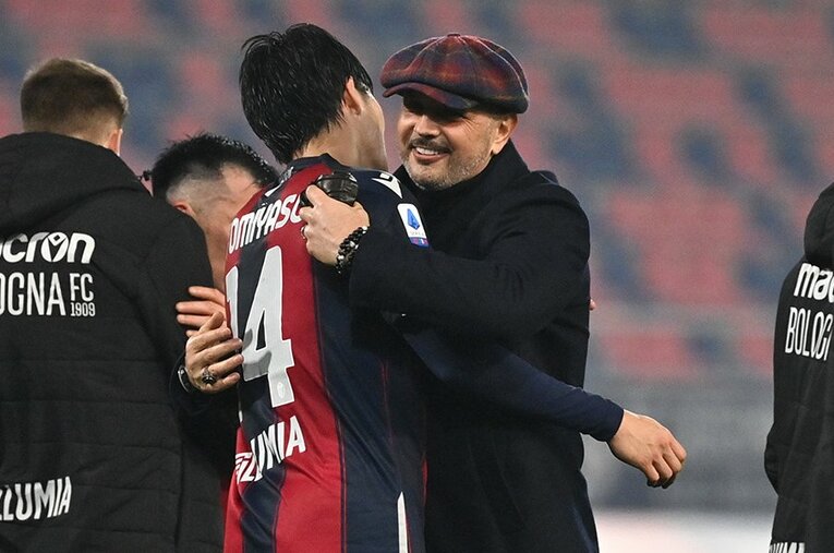 ボローニャ時代、冨安健洋をハグするミハイロビッチ。鮮やかなFKアーティストであり、熱血度満点の闘将だった ／ photograph by LaPresse/AFLO