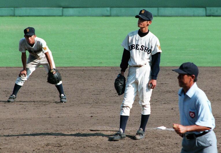 延長15回裏、満塁でサヨナラとなるボークをとられぼうぜんとマウンドに立ち尽くす98年宇部商の藤田　©JIJI PRESS