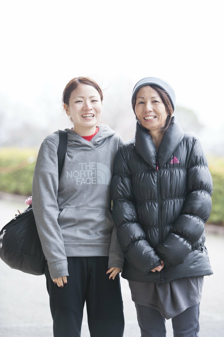 母の淳子さんと（2014年）　©Mami Yamada