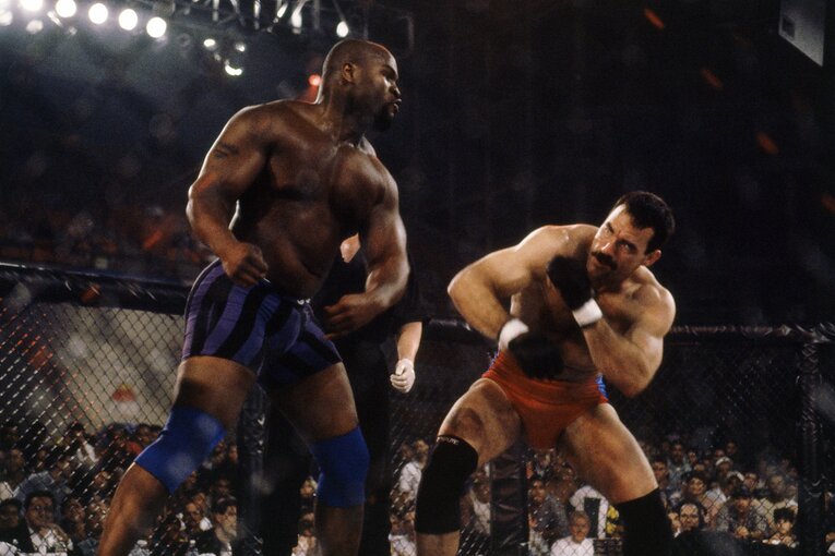 『UFC.8』のトーナメント決勝。素手のゲーリー・グッドリッジと殴り合うフライ