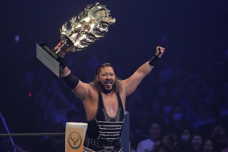 G1優勝トロフィーを奪ってコーナーからアピールするEVIL。8月17日、有明アリーナ　©Masashi Hara