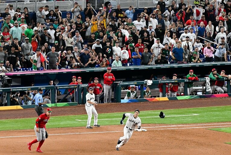 メキシコとの準決勝の9回、ヘルメットを脱ぎ捨てて全力疾走する大谷翔平　©Getty Images
