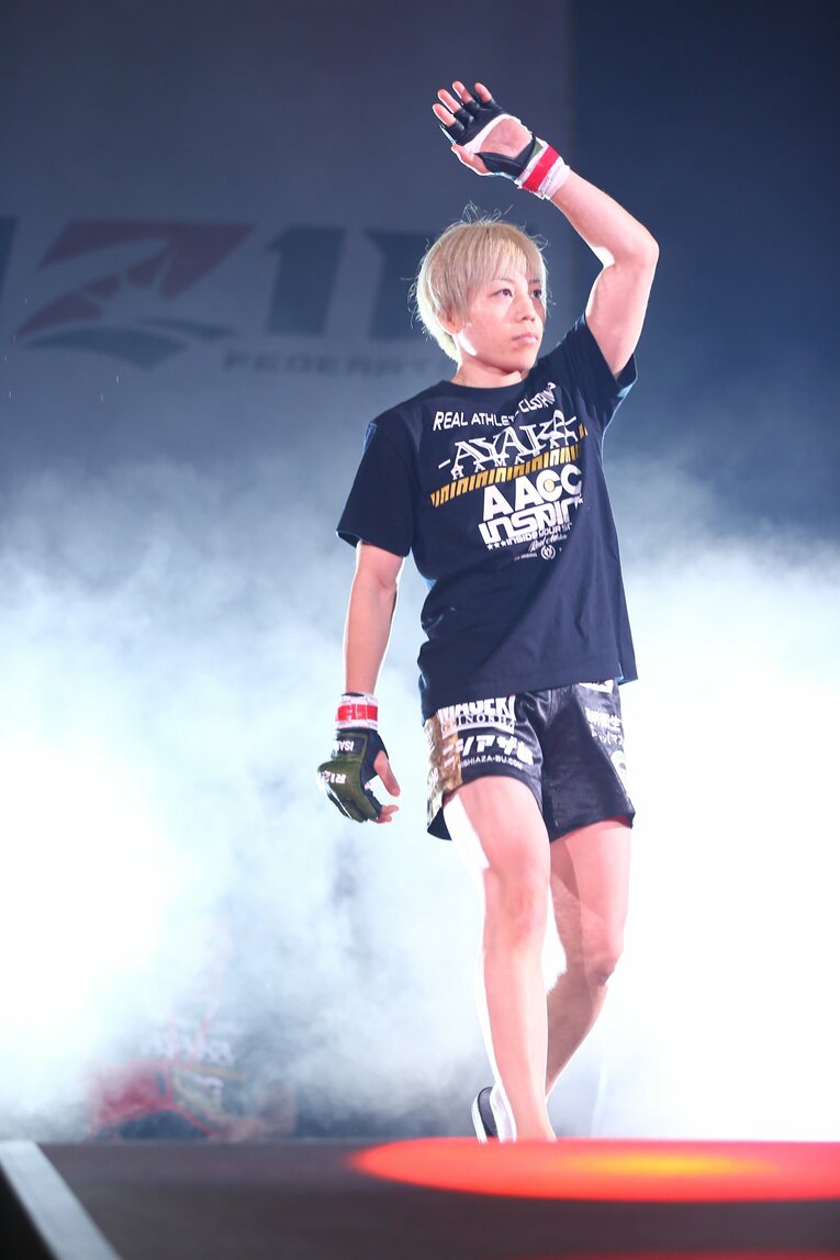 浜崎の入場シーン。クールな表情が印象的だ　©RIZIN FF