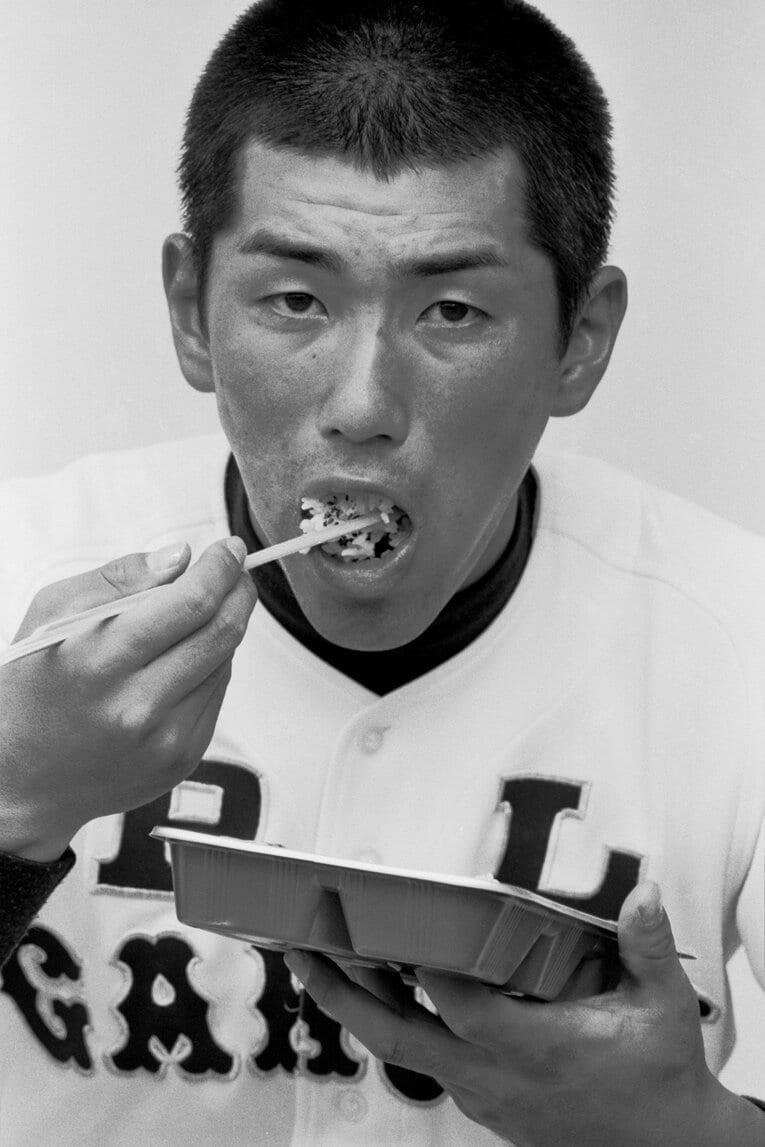 弁当をほおばるPL清原 ©︎Katsuro Okazawa/AFLO