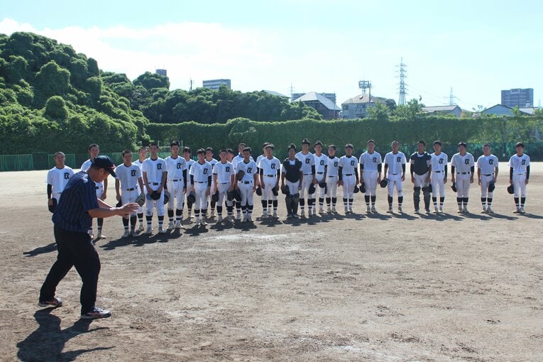 髙橋渉部長（左）の走塁指導を聞く小倉高野球部員　©Katsuharu Uchida