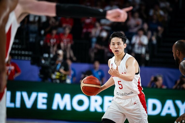 前線からのディフェンスでも活躍したPGの河村　©FIBA