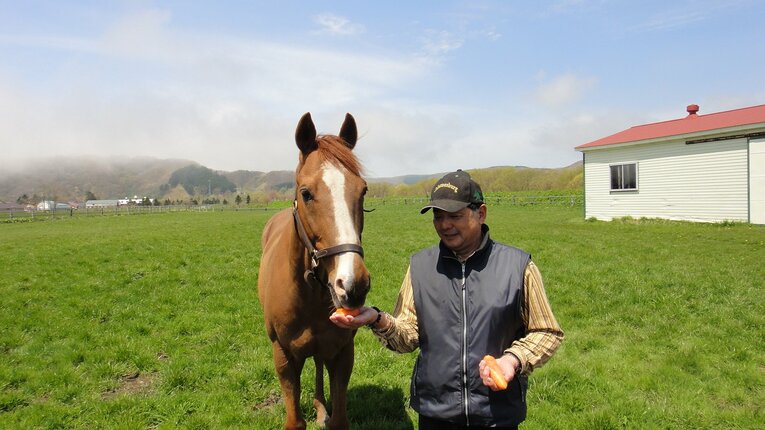 震災後、北海道に引き取られたテンジンマツリと、タニグチ牧場の谷口氏（2011年5月撮影）