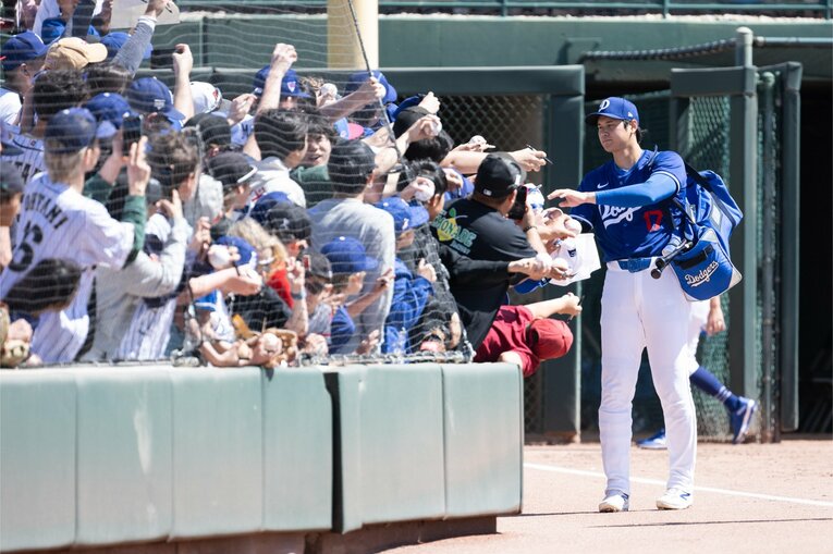 サイン攻めに応じる大谷さん　©Nanae Suzuki