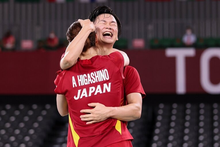 東京五輪で銅メダルを獲得し、喜びを分かち合う“わたがしペア” ©︎Getty Images