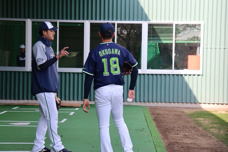 奥川と小山田ブルペン捕手 ©Kou Hiroo