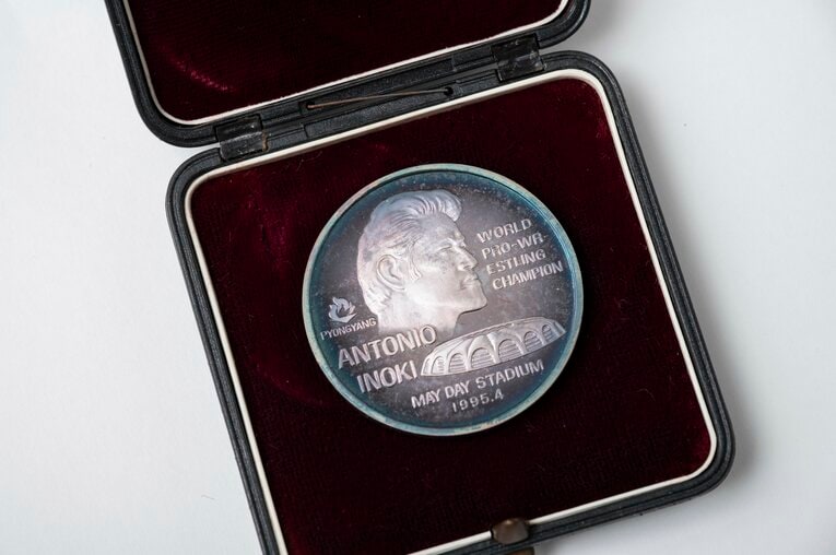 猪木とスタジアムをかたどった純銀製のメダル　筆者の長谷川晶一氏が所有