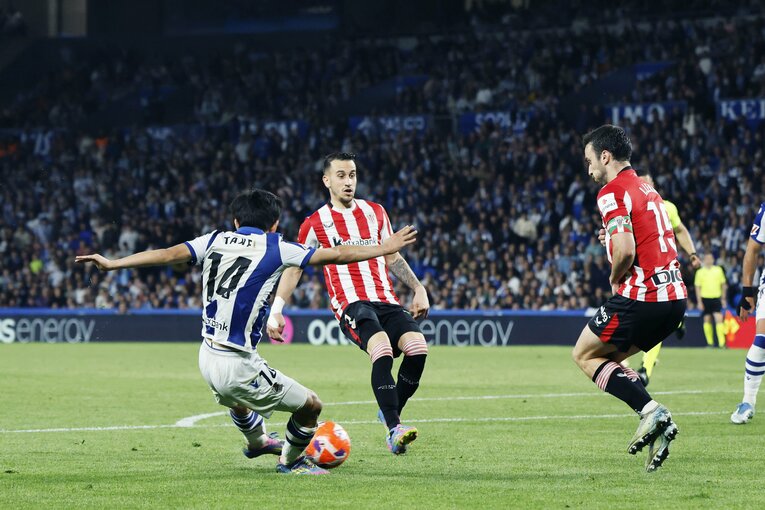 「それファウルだから」PKの笛は鳴らず…“久保建英が倒された写真”がダービー翌日、現地紙一面に「クボ対策は反則かスレスレしかない」雄弁な証拠(15)