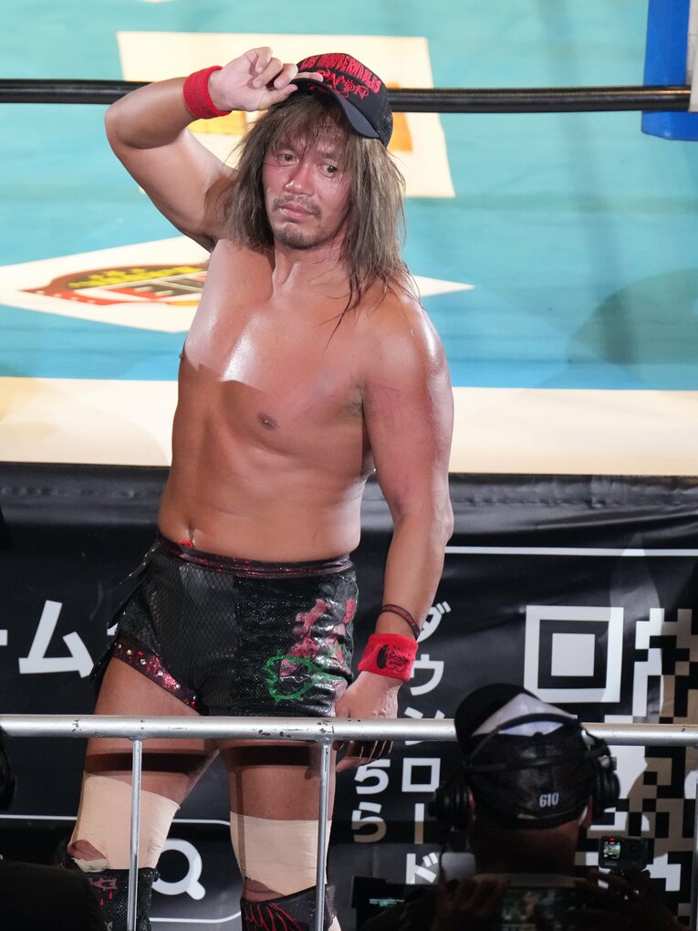 放送席の武藤敬司に近づく内藤哲也