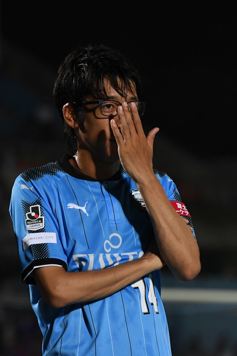 メガネをかけてポーズを決める中村憲剛さん　©Masashi Hara/Getty Images