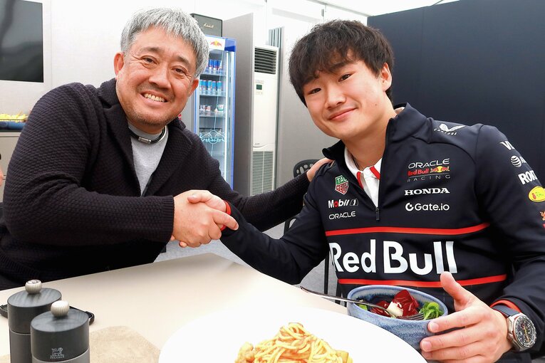 鈴鹿サーキットで久々の対面を果たした山本雅史氏（左）と角田　©Masahiro Owari