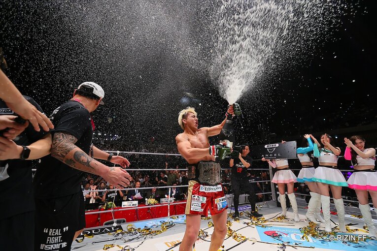 RIZINフェザー級王座を防衛した鈴木千裕　©RIZIN FF