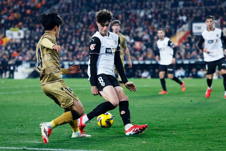 振り向きざま、狭いまた下を通すパスを送ったが（2枚中の2枚目） ©Daisuke Nakashima