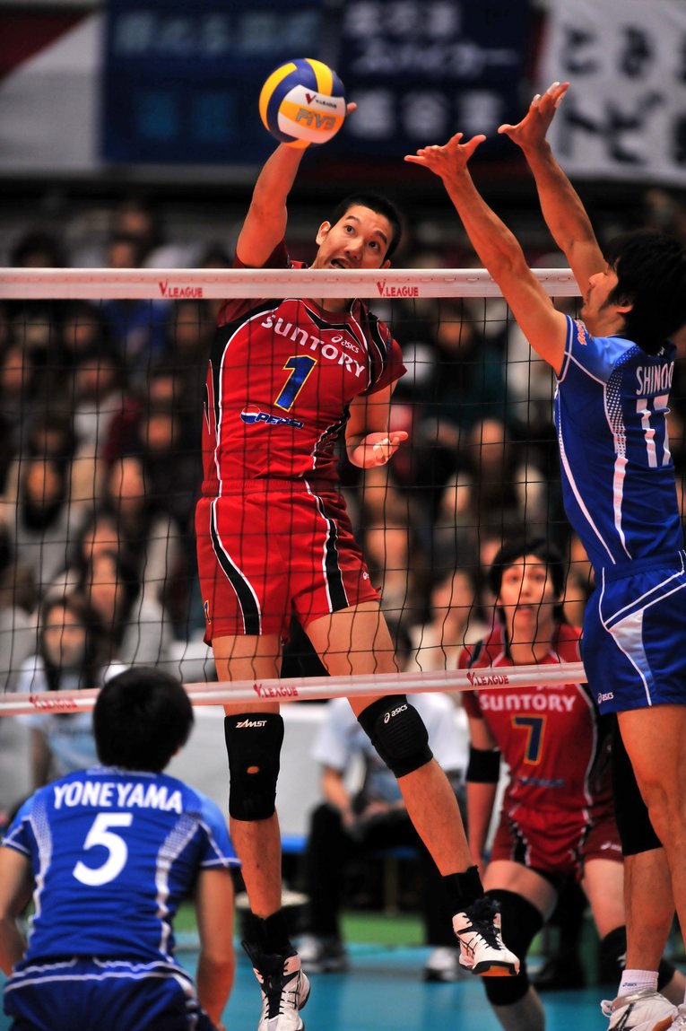 現役時代の山村監督。日本代表でもミドルブロッカーとして長く活躍した©YUTAKA/AFLO SPORT