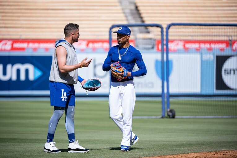 ショート守備練習に励むベッツ。ロハスに指導を仰ぐシーンも　©Nanae Suzuki