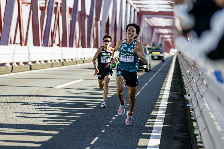 全日本大学駅伝2区での青学大・鶴川と創価大・吉田響の“訳アリ”4年生同士によるデッドヒート　©Kiichi Matsumoto