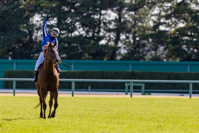 レース後に丸田はガッツポーズ。その後のインタビューでは涙も見せた　©Photostud