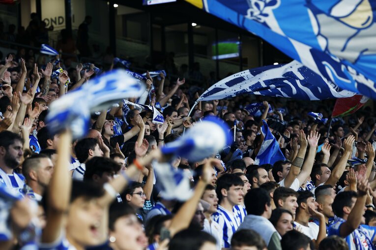 「KUBOコール」や「武房、シャツくれませんか」日本語メッセージの少年、猛プレスに感謝のハグ…“久保建英リーガ100戦目の進化”を撮った(54)