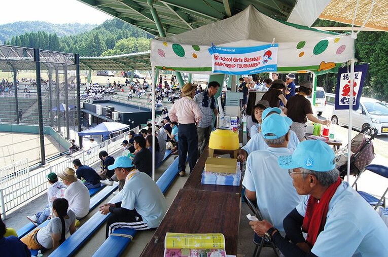 全国大会を手弁当で支える丹波市の皆さん。球場は毎年選手と地元民でごった返す ／ photograph by Motoko Iinuma