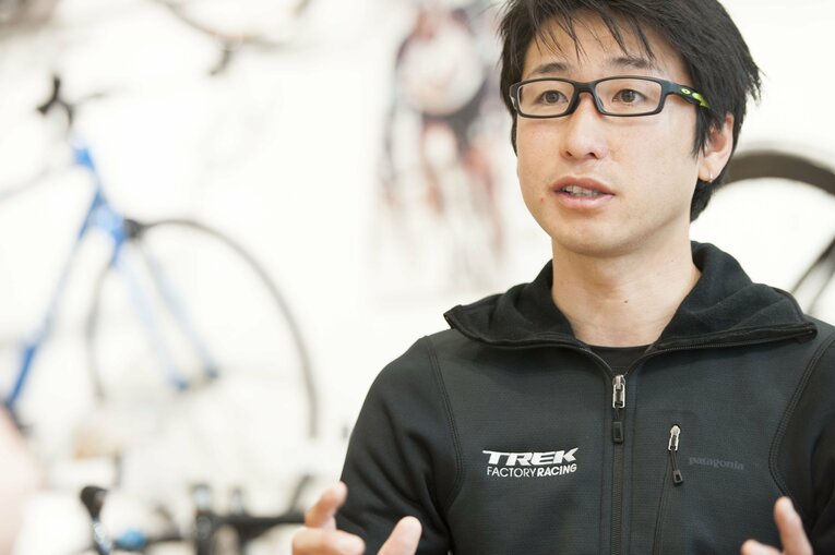 2014年、『Number Do』の取材を受ける別府史之　©BUNGEISHUNJU