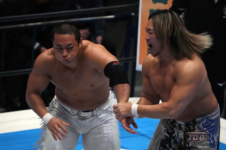 海野翔太の腕を取る棚橋弘至　©Masashi Hara