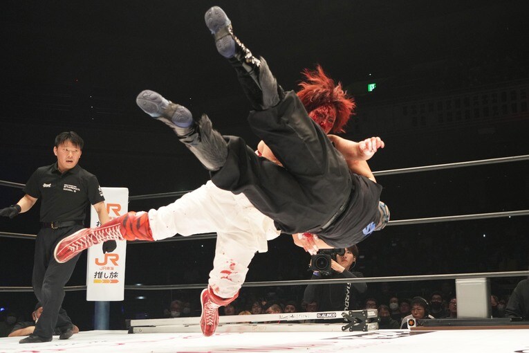 刀羅ナツコを投げる舞華　©Essei Hara