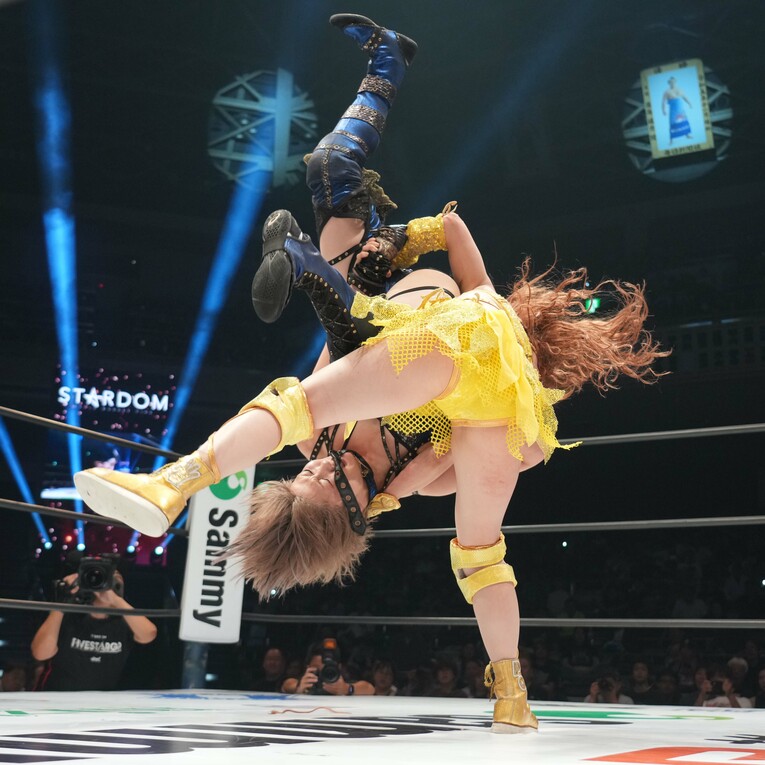 夫の鷹木信悟式のドライバーで安納サオリに勝利したなつぽい。8月23日、両国国技館　©Essei Hara