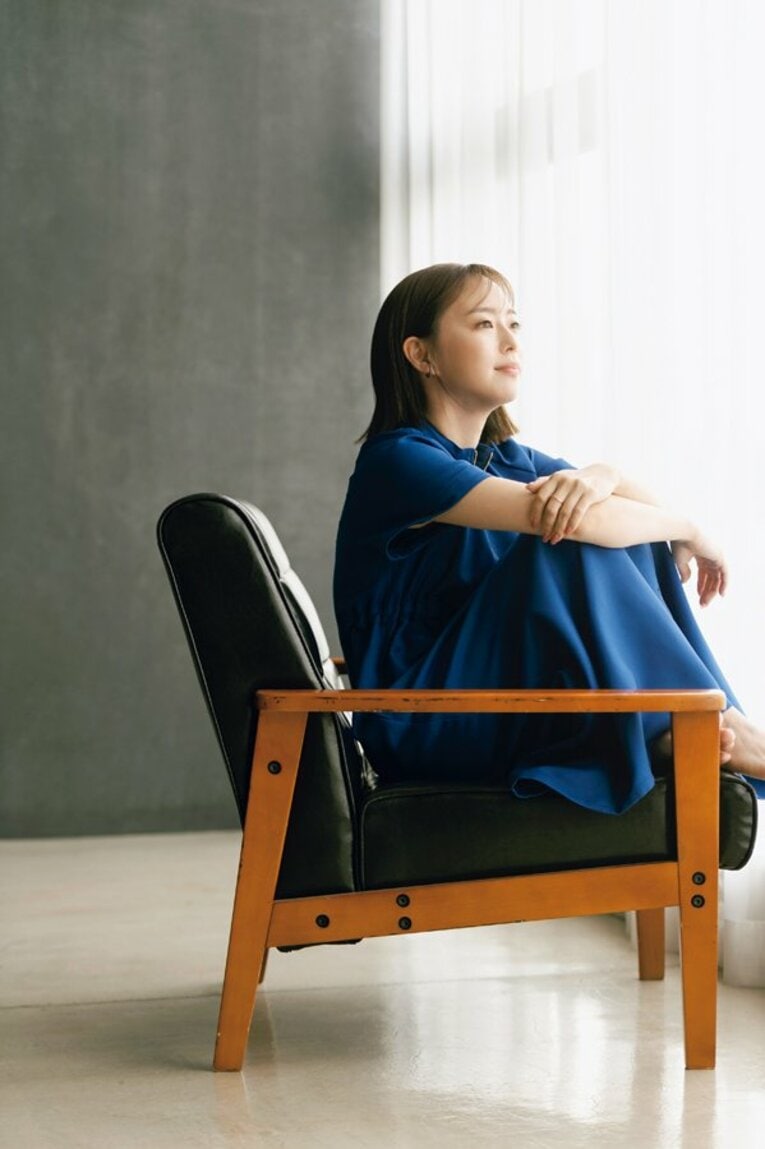 青いワンピースでインタビュー撮影（2023年撮影）　©Wataru Sato