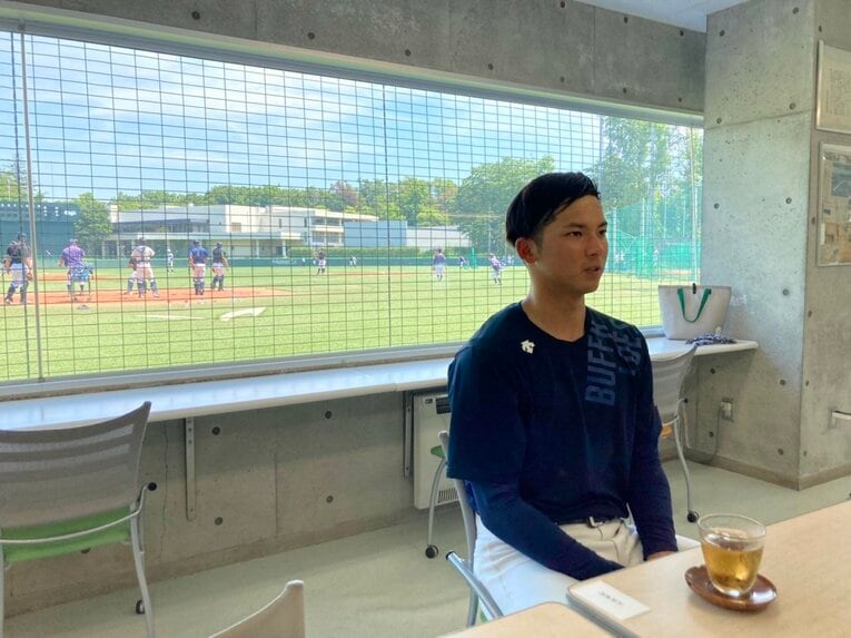 インタビューに応える宗山塁（明治大2年）