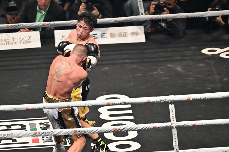 井上のノーガードからの攻撃（３／3）　©Naoya Sanuki