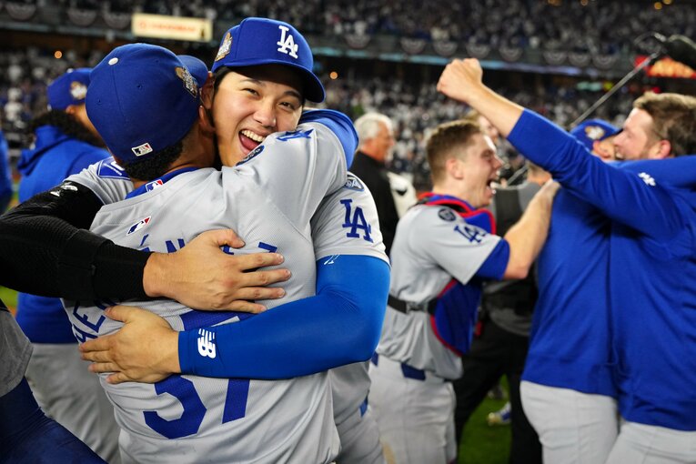 祝ワールドシリーズ制覇！ テオスカー・ヘルナンデスとハグする大谷翔平はこの笑顔【写真をスワイプするとその他の写真もご覧になれます】　©Getty Images