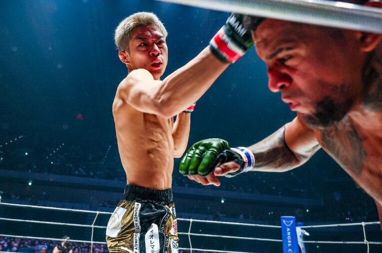 秋元強真の強烈なパンチで崩れ落ちるパッチー・ミックス。RIZINの未来を担う逸材が、世界レベルの強豪を圧倒した ／ photograph by RIZIN FF Susumu Nagao