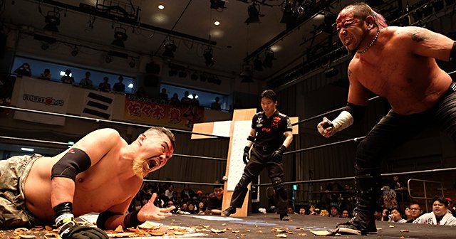 過激さを凌駕するドラマに酔いしれた、葛西純と藤田ミノルの“同窓