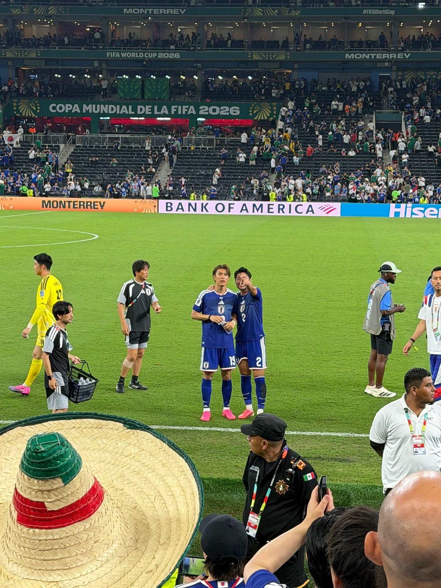 メキシコ・モンテレイでのチュニジア戦。スタンドの龍後さんを見つけて指をさす菅原由勢選手